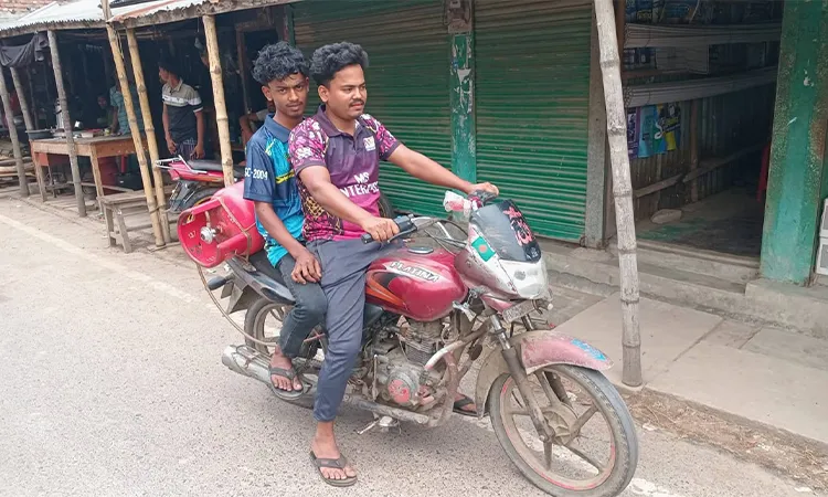 Two Brothers Run Motorcycle on Cooking Gas in Lohagara; Safety Experts Warn of Risks