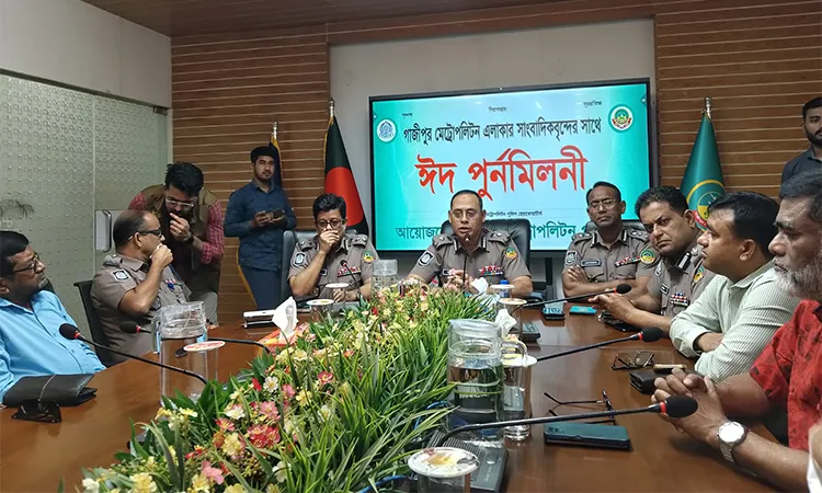 Gazipur Metropolitan Police Commissioner Md. Israil Howlader exchanged Eid greetings with journalists and discussed the overall security situation in the city.