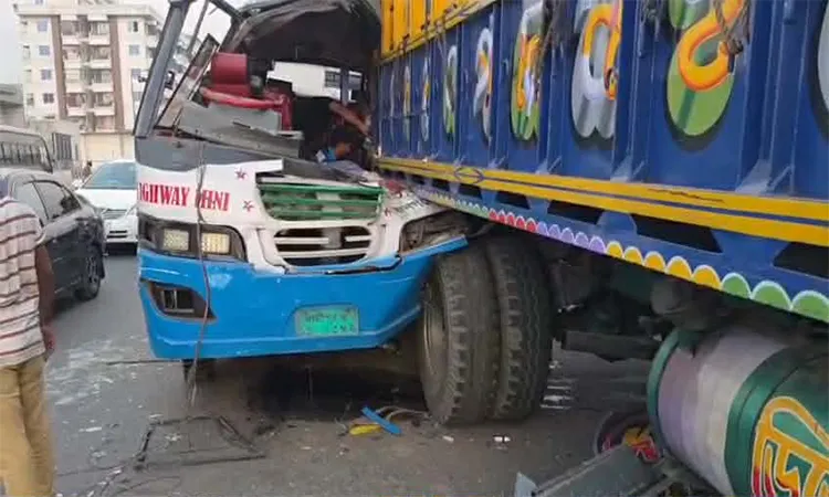 Truck–minibus collision on Gazipur flyover kills 2, injures 5