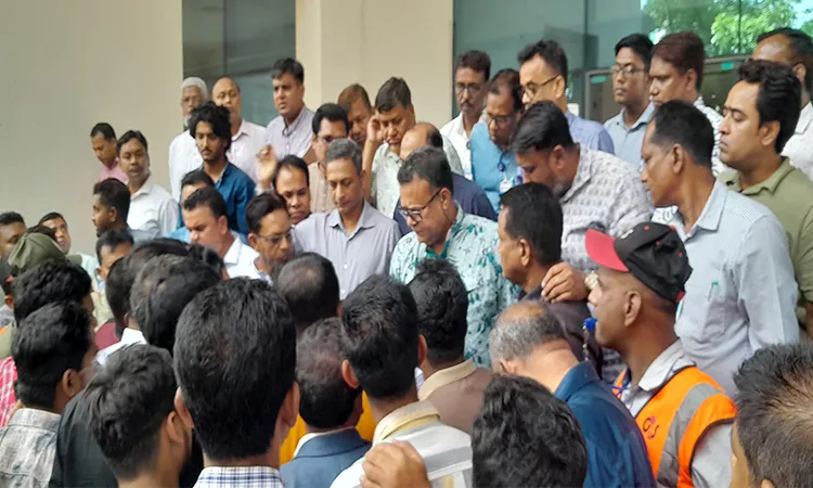 NU Students Block VC’s Car Demanding Grace Marks in Gazipur