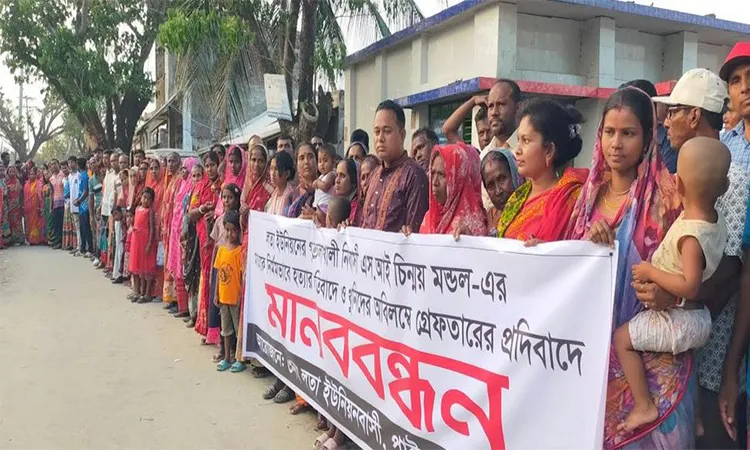 Human chain in Paikgachha demands arrest of police officer’s mother’s killers