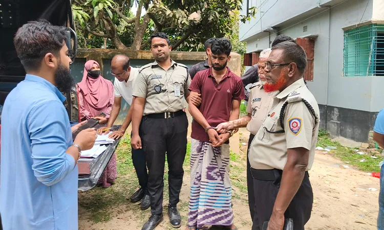 Photo: Father Hands Over Drug-Addicted Son to Mobile Court in Porsha