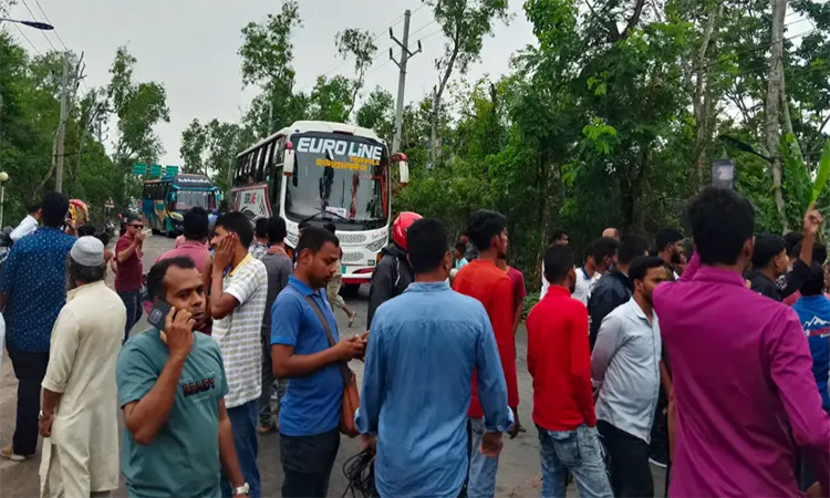 Photo: Fuel Shortage Protest Blocks Dhaka–Khulna Highway in Gopalganj