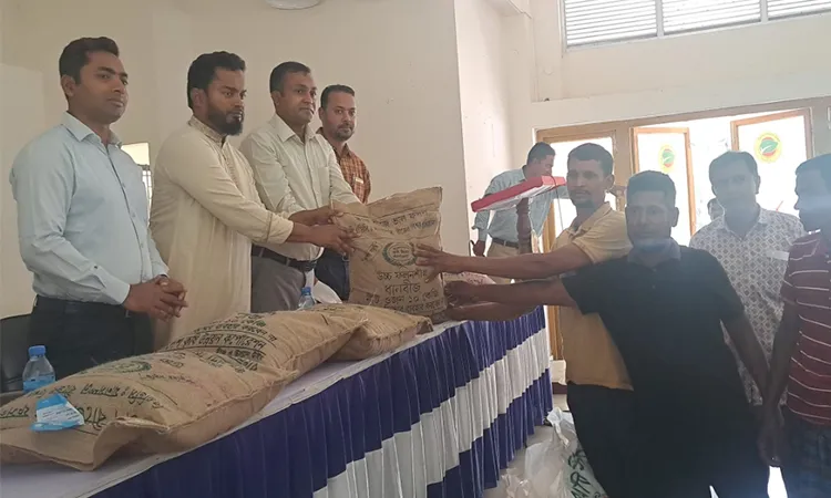 Photo: Govt Distributes Free Seeds and Fertilizer to 3,900 Narail Farmers