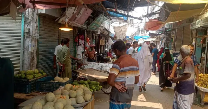 Paikgachha Market Dispute: Fruit Stalls Block Shop Entrances