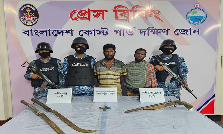 Two robbers arrested with weapons in Bhola’s Daulatkhan