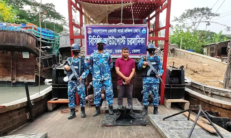 Seizure of 4 illegal artisanal trawling boats. Maya River, adjacent to Anandabazar and Shuknakhali, Dularhat, Bhola.
