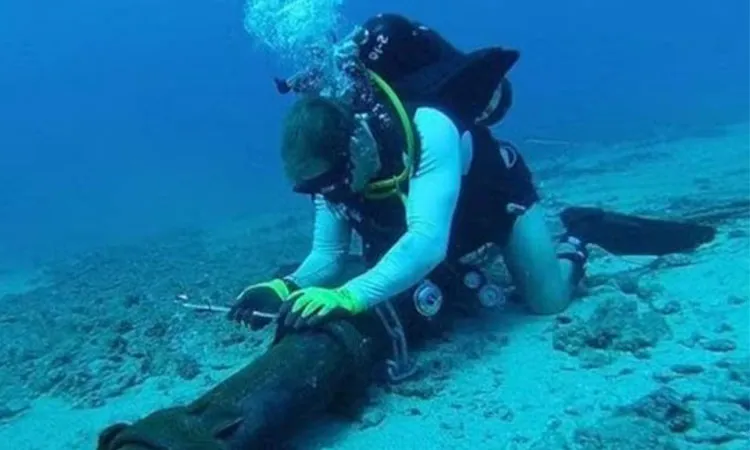 Scene of maintaining underwater cables. Not related to the article content.