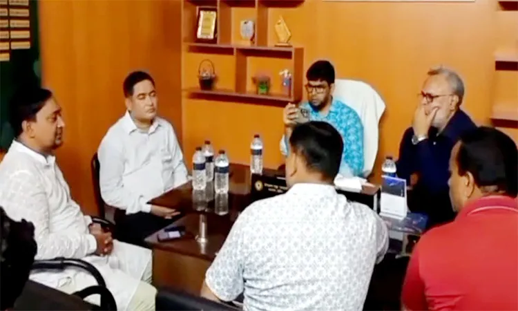 DGHS Additional Director General Dr. Zahid Raihan conducted a surprise raid at Bheramara Health Complex in Kushtia.