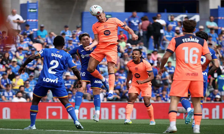 FC Barcelona's Robert Lewandowski heads at goal.