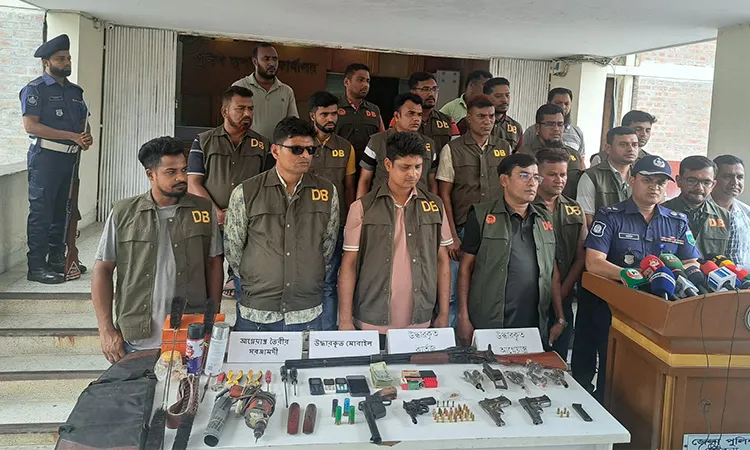 1 arrested with weapons and bullets in Pabna