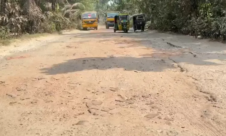 Laxmipur-Raipur Highway 24km of Potholes Leave Commuters in Distress