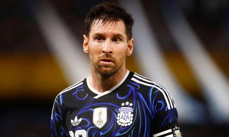 Lionel Messi sends a video message to UE Cornellà players.