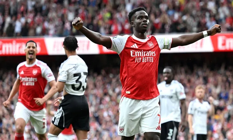 Bukayo Saka’s brilliant return inspires Arsenal to a 3-0 victory over Fulham.