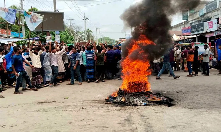 Supporters of BNP leader Zakir Hossain Farazi blocked the Bhola-Char Fashion highway.