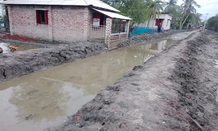 Unfinished; road currently submerged due to lack of drainage and ring embankments.