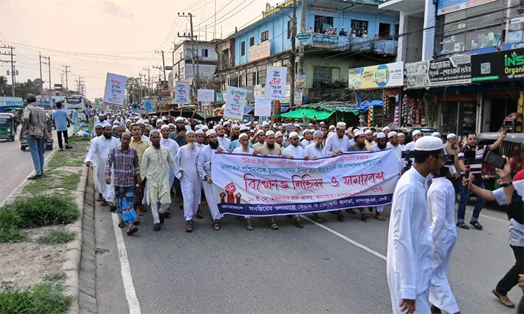 Organized by the local Ulama-e-Keram and Tawheed Janata, the procession began after Asr prayers.