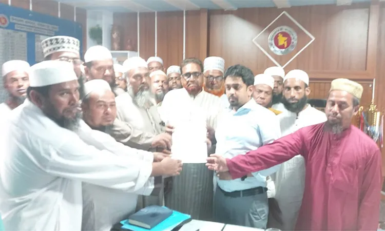 The memorandum, addressed to the Public Works Minister, was officially handed over through Upazila Nirbahi Officer (UNO) Wasiuzzaman Chowdhury.