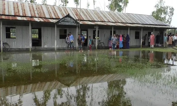 Waterlogging Traps 500 Students in Nageshwari