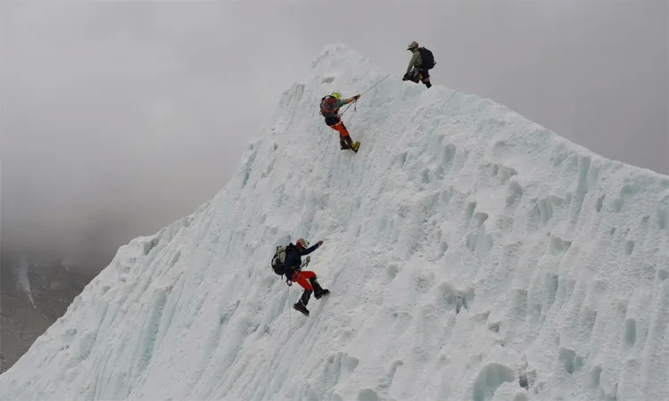 This year’s Everest climbing season began later than usual due to safety risks posed by a massive serac—an unstable block of glacial ice—hanging over a key section of the summit route.
