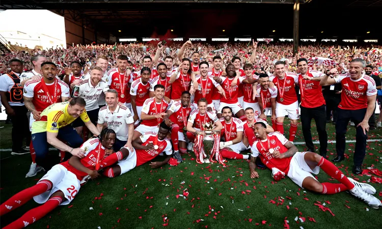 Arsenal finished the Premier League season as champions on 85 points and Lift the Trophy.