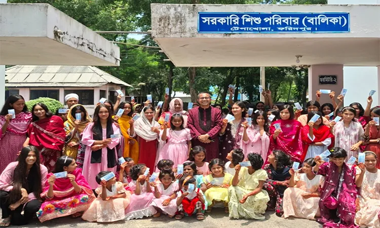 Faridpur Deputy Commissioner Md. Mazharul Islam visited state-run children's homes and distributed new currency notes as Eid gifts.