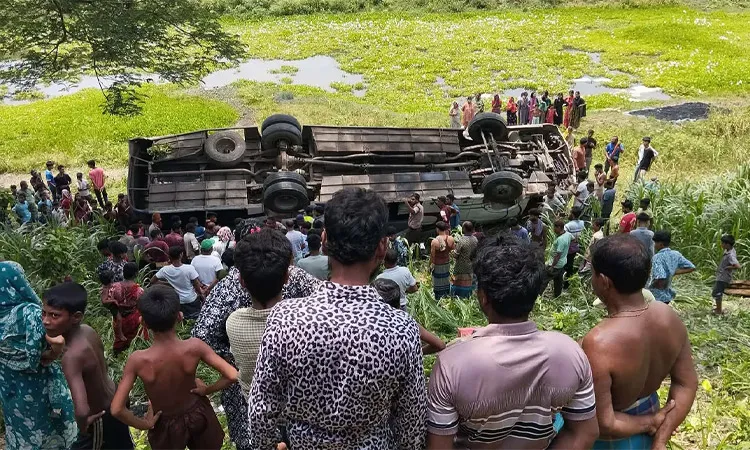 Al-Barka passenger bus en route from Dhaka lost control and fell into a roadside ditch.