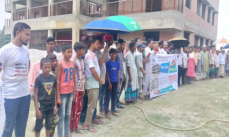 Locals in Nageshwari, Kurigram, formed a human chain demanding the conversion of the Charkrishnapur shelter center into a hospital.