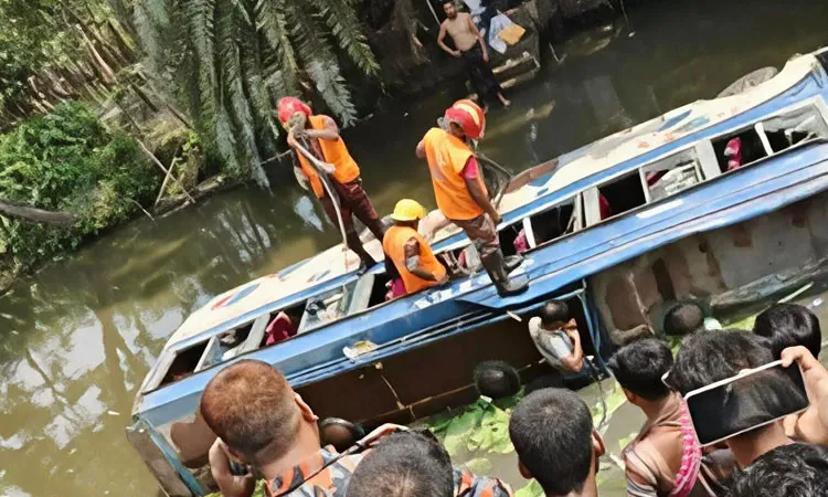 Day Laborer Killed as Passenger Bus Plunges into Pond in Dumuria
