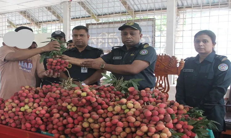 Jail Superintendent Shawkat Hossain Mia and District Superintendent Monir Hossain oversaw the distribution.