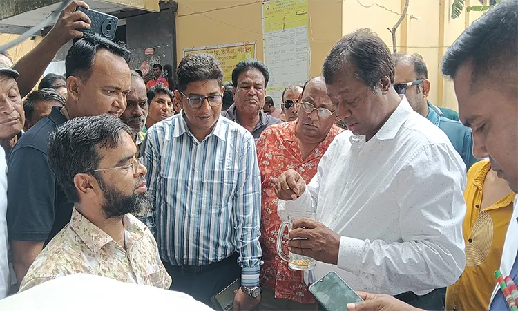 MP Biswas Jahangir Alam conducts a surprise inspection at Kalia Upazila Food Warehouse in Narail.