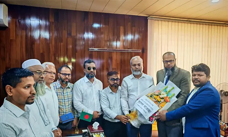 The newly appointed Vice-Chancellor Dr S. M. Hemayet Jahan paid tribute at the university's Central Shaheed Minar by placing a floral wreath.