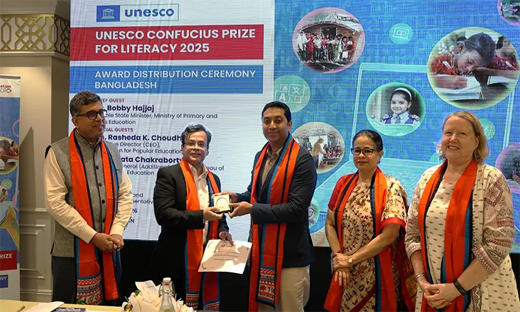 Mohammad Rezwan receiving the UNESCO Confucius Literacy Prize from the State Minister for Education. Wednesday afternoon at the Holiday Inn Dhaka City Center.