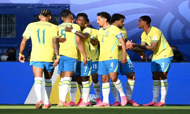 Vinicius Junior tangles with Achraf Hakimi at a packed New York New Jersey Stadium.