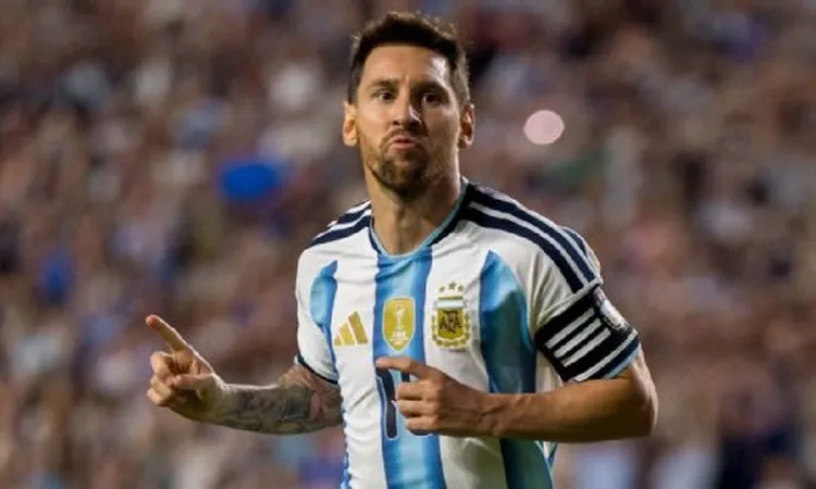 Scaloni confirmed that captain Lionel Messi, striker Julián Álvarez and goalkeeper Emiliano Martínez are all fit to play.