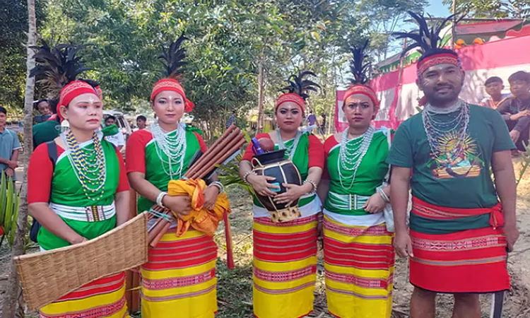 Garo Dress Dakmanda Faces Crisis in Tangail