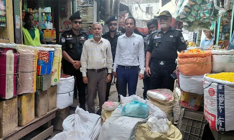 Bhola Mobile Court Seizes 1200kg Polythene, Seals 3 Shops