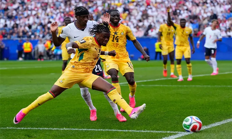 Ghana’s Fatawu Issahaku and England’s Noni Madueke battle for the ball during the World Cup.