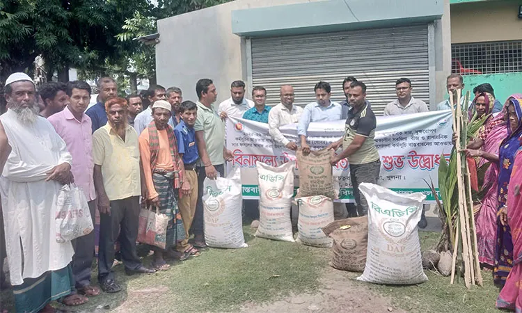 Upazila Nirbahi Officer (UNO) Wasiuzzaman Chowdhury formally inaugurated the distribution drive at the Upazila Agriculture Office.