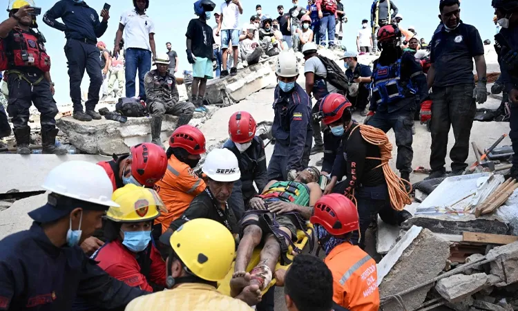 Venezuela Earthquake Toll Tops 900 Amid Desperate Rescues