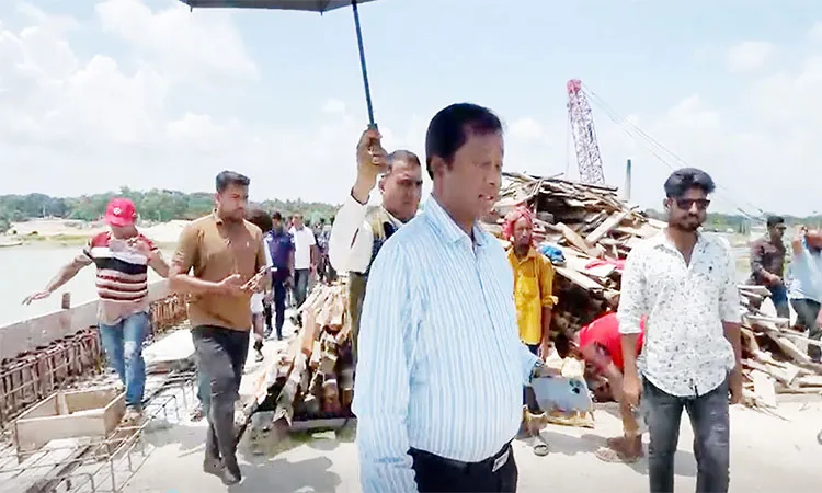 MP Biswas Jahangir Alam made a surprise inspection of the under-construction Baraipara bridge.