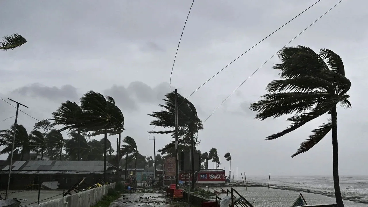 Bangladesh Warns of Storms Across Dhaka and 10 Other Districts