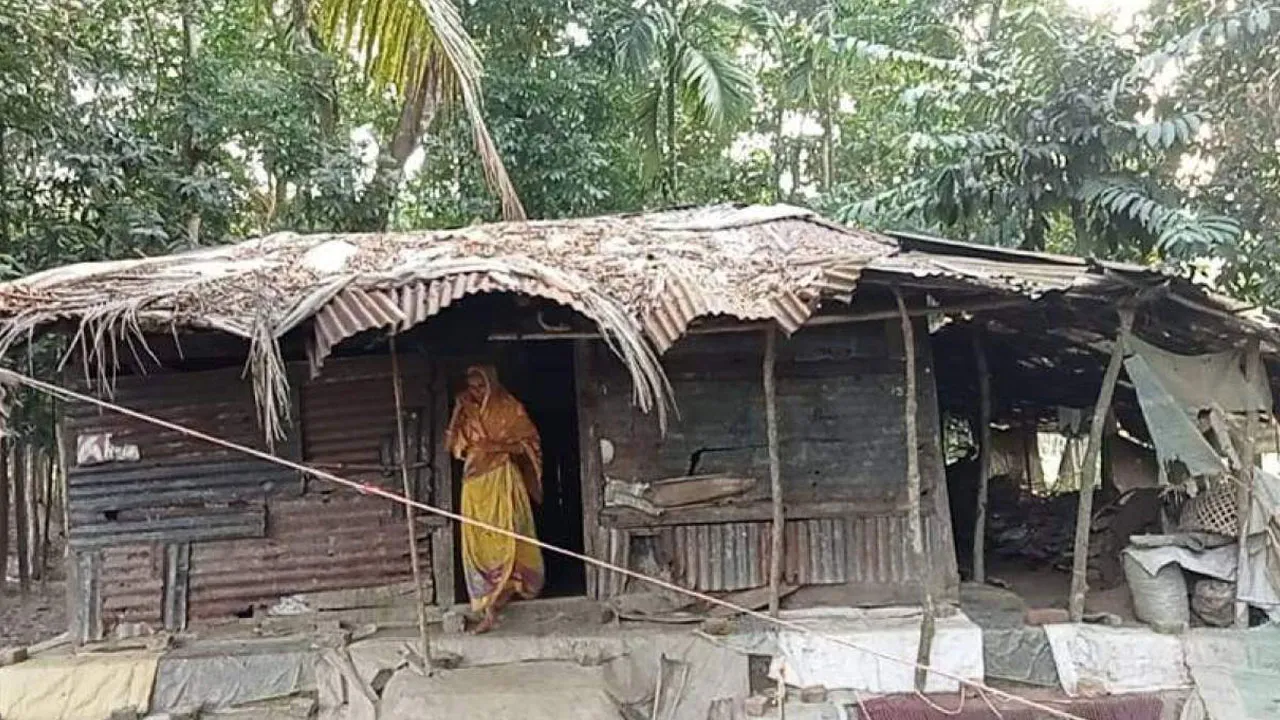 Rain Forces Jhalakathi Family to Seek Shelter at Neighbours' Homes Every Monsoon