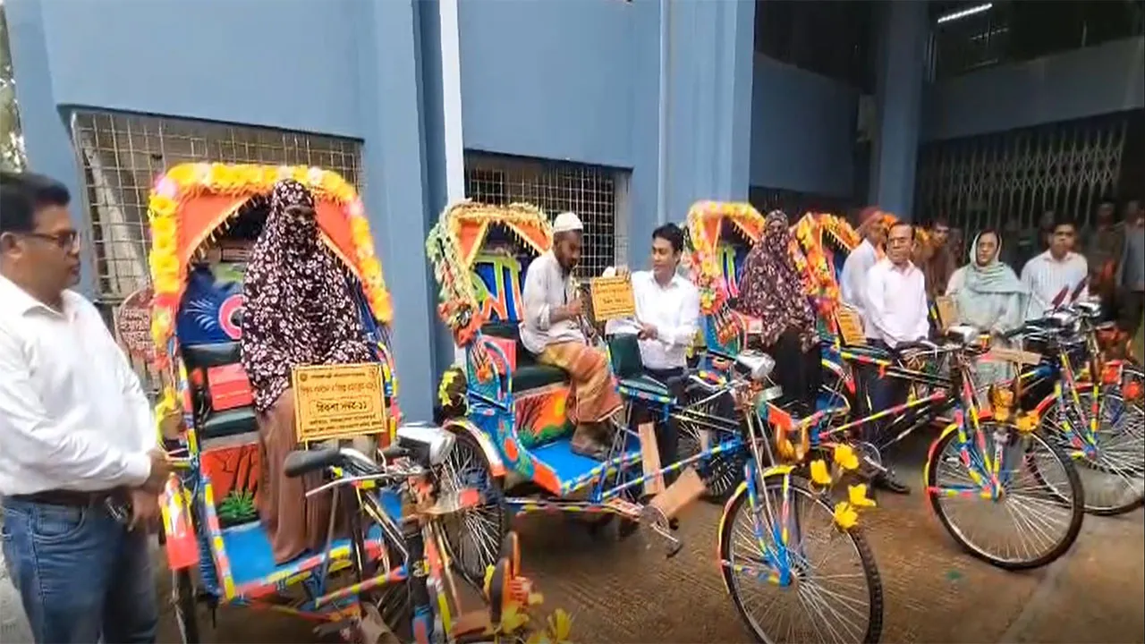 Jhalakathi: 6 Underprivileged Families Get Autorickshaws