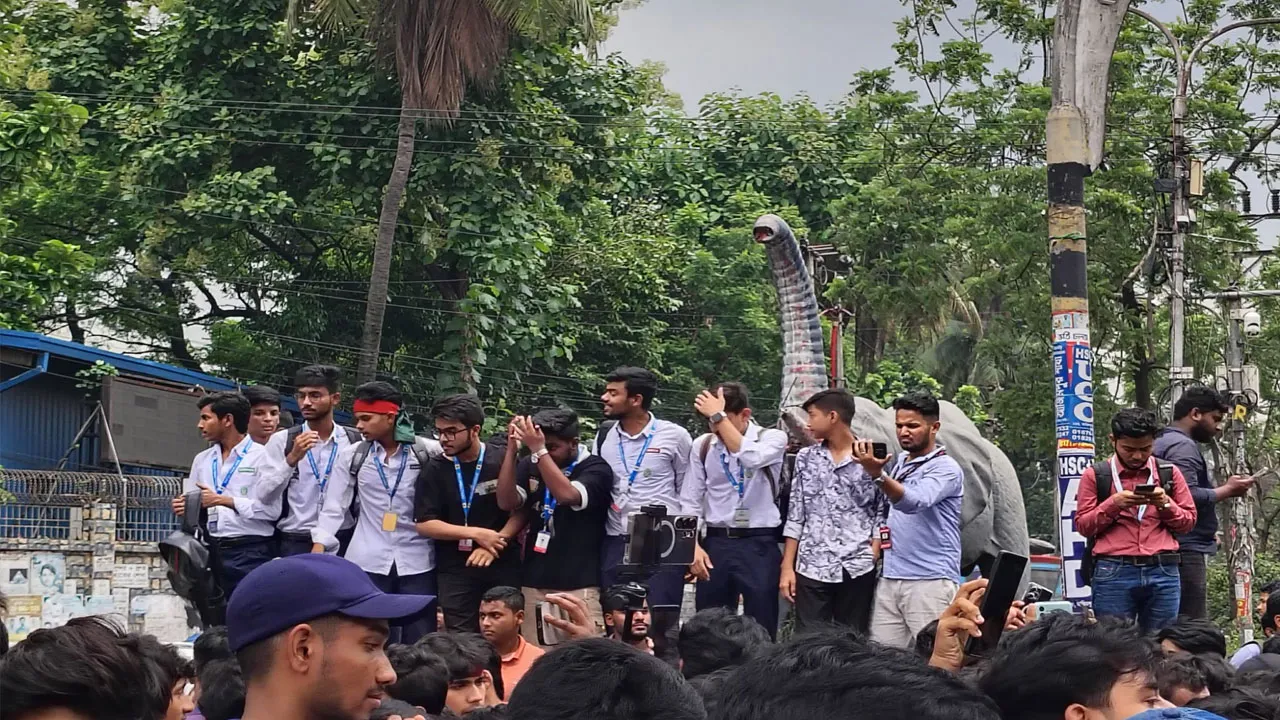 HSC Students Block Dhaka Roads Over Exams & Minister