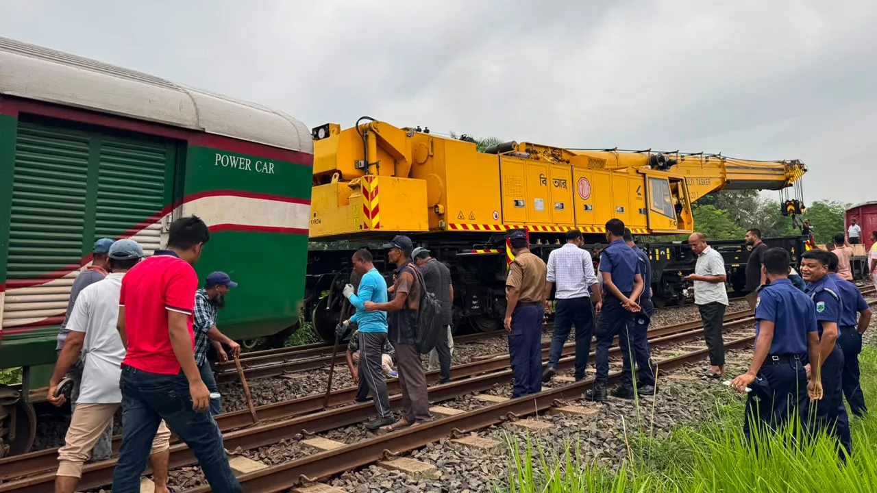 Ekta Express Derails in Ishwardi, Rail Service Suspended
