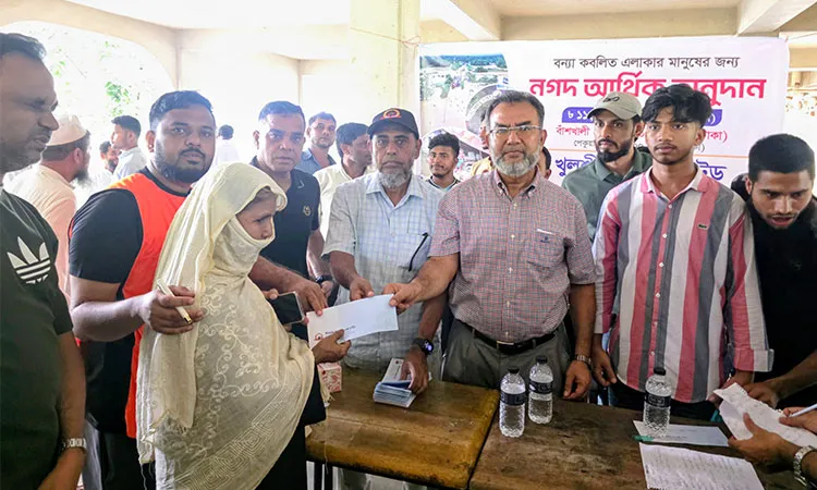 Khulshi Club Distributes Tk 6 Lakh to Flood Victims in Banshkhali