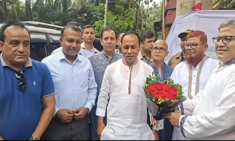 Deputy Speaker Barrister Kaiser Kamal MP visited to Sautikanda village in Faridpur’s Bhanga upazila.