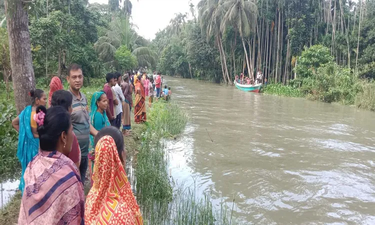 Jhalakathi Sadar Police Station Officer-in-Charge (OC) Mahmud Hossain confirmed the incident.