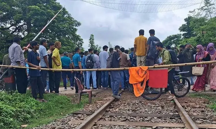 RU Students Block Rajshahi Rail Link Over Assault Claim